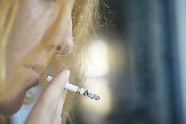 žena s cigaretou