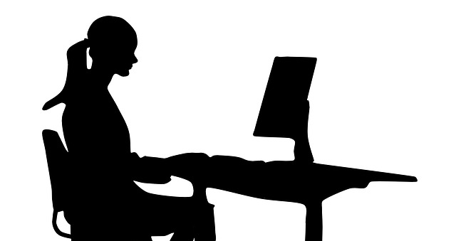 silueta dívky u pc