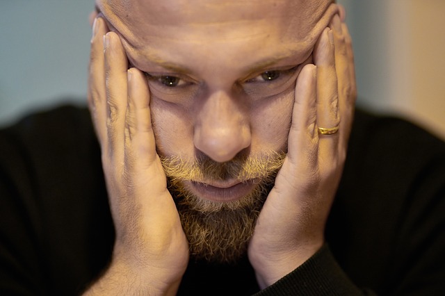 ruce na tvářích