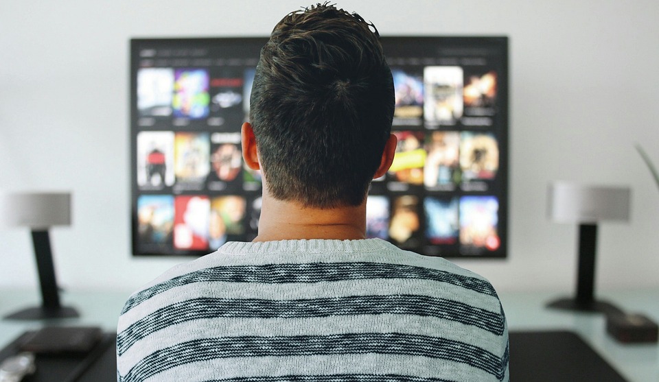 Přítel novou televizi zbožňuje.