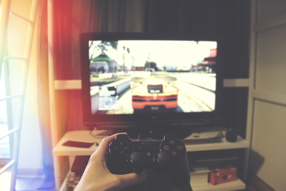 Přítel si taky koupil playstation.